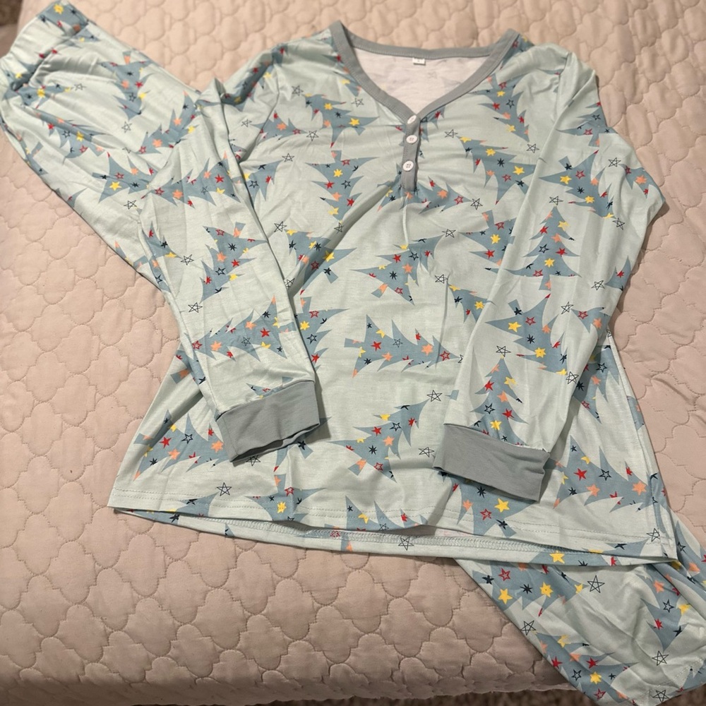 Women's Star and Tree Pattern Pajama Set